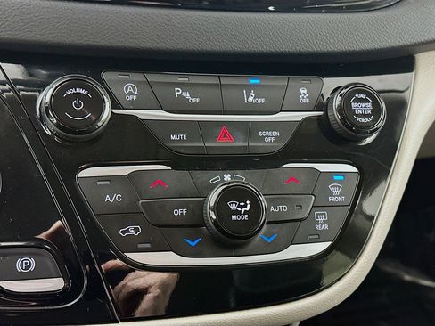 Used 2023 Chrysler Pacifica Touring-L image 15