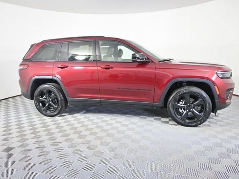 Used 2023 Jeep Grand Cherokee Altitude AWD/4WD image 8