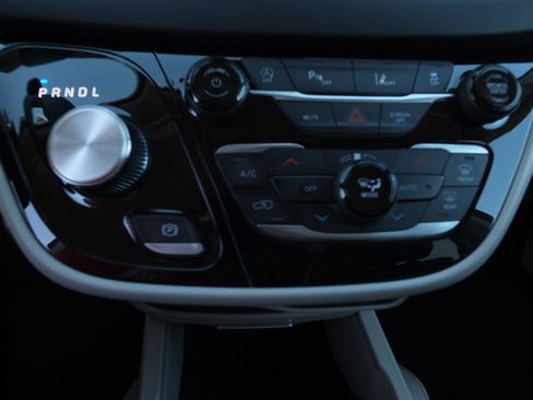 Used 2023 Chrysler Pacifica Touring-L image 27