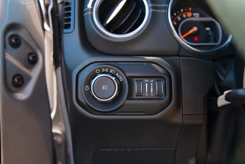 Used 2019 Jeep Wrangler Unlimited Sahara AWD/4WD image 36