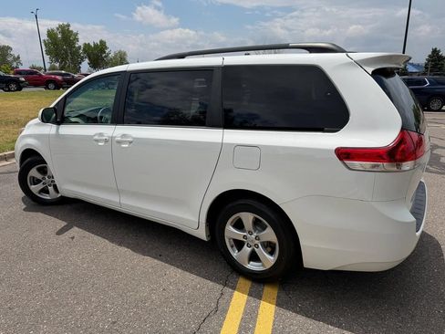 Used 2014 Toyota Sienna LE FWD image 2