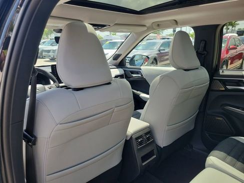 New 2025 Mitsubishi Outlander SE image 16