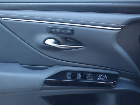 Used 2025 Lexus ES 300h w/ Premium Package FWD image 12