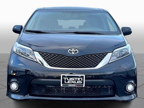 Used 2017 Toyota Sienna SE image 4