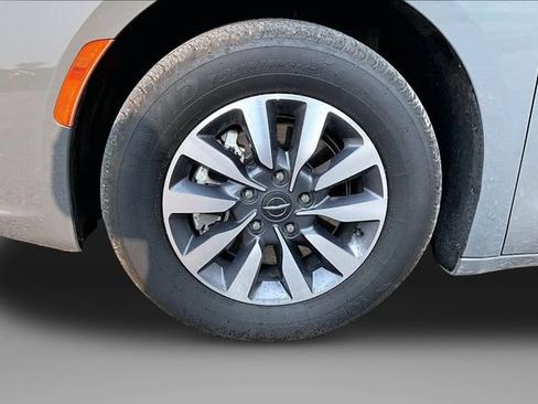 Used 2022 Chrysler Pacifica Touring-L FWD image 9