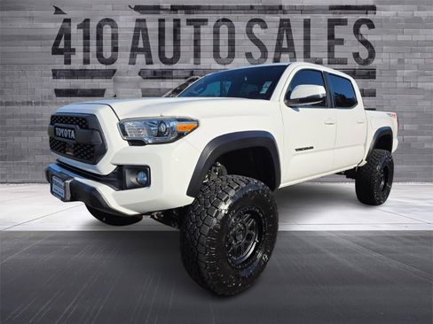 Used 2018 Toyota Tacoma TRD Off-Road w/ Technology Package AWD/4WD image 6