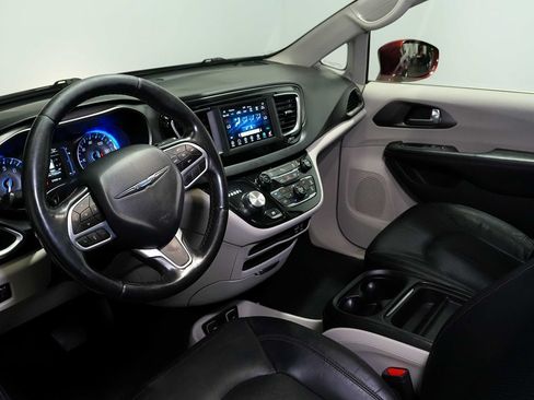 Used 2020 Chrysler Pacifica Touring-L FWD image 15