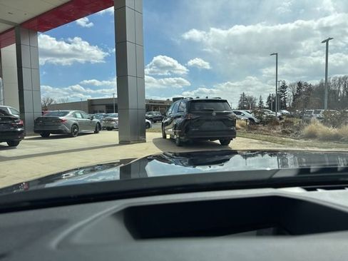 Used 2021 BMW 750i xDrive w/ M Sport Package image 19