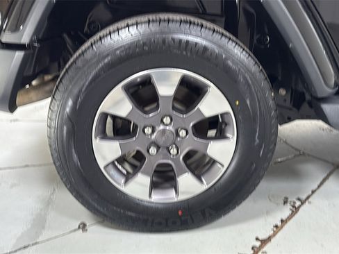 Used 2018 Jeep Wrangler Unlimited Sahara image 22