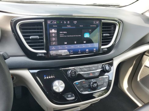 Used 2023 Chrysler Pacifica Touring-L FWD image 14