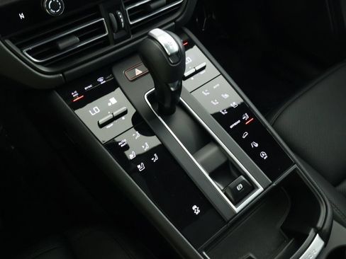 Certified 2026 Porsche Macan AWD/4WD image 18