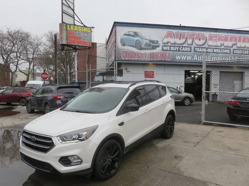 Used 2017 Ford Escape SE w/ Equipment Group 201A image 2