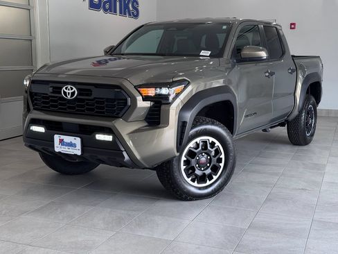 Used 2025 Toyota Tacoma TRD Off-Road AWD/4WD image 2