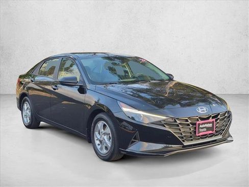 Used 2022 Hyundai Elantra SE FWD image 3