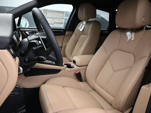 Certified 2025 Porsche Macan AWD/4WD image 5