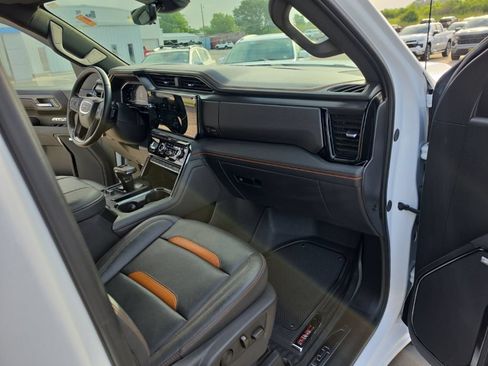 Used 2025 GMC Sierra 1500 AT4 w/ AT4 Premium Package AWD/4WD image 17