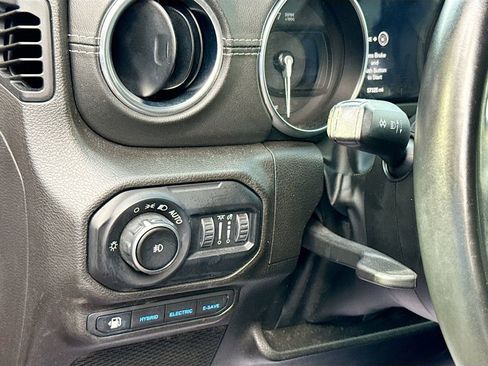 Used 2022 Jeep Wrangler Unlimited Sahara AWD/4WD image 11