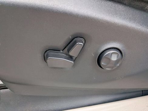 Used 2024 Chrysler Pacifica Touring-L FWD image 12