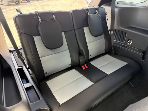 Used 2024 Ford Explorer XLT w/ Equipment Group 202A AWD/4WD image 25