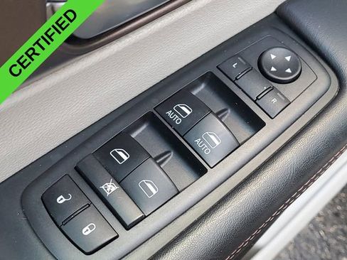 Used 2018 Chrysler Pacifica Touring-L image 23