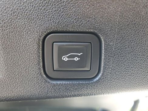Used 2025 Chevrolet Traverse LT FWD image 9