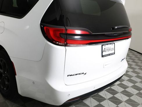 Used 2024 Chrysler Pacifica Select image 40