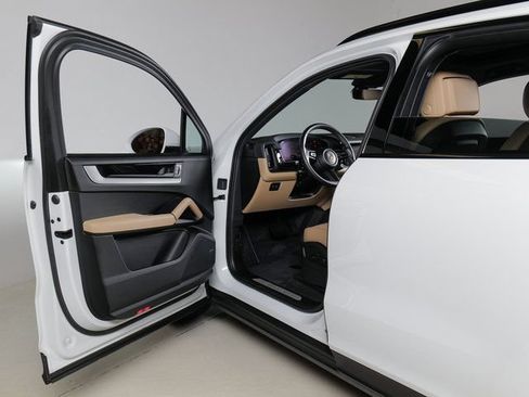 Certified 2026 Porsche Cayenne AWD/4WD image 26