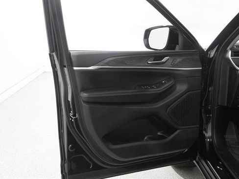 Used 2023 Jeep Grand Cherokee L Limited AWD/4WD image 4