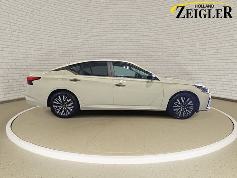 Used 2025 Nissan Altima 2.5 SV FWD image 4