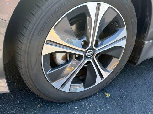 Used 2022 Nissan Leaf SV w/ SV Technology Package FWD image 5