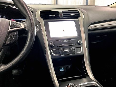 Used 2019 Ford Fusion SE image 7