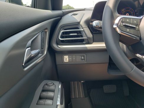 New 2026 Chevrolet Traverse LT w/ Sun and Wheel Package FWD image 16