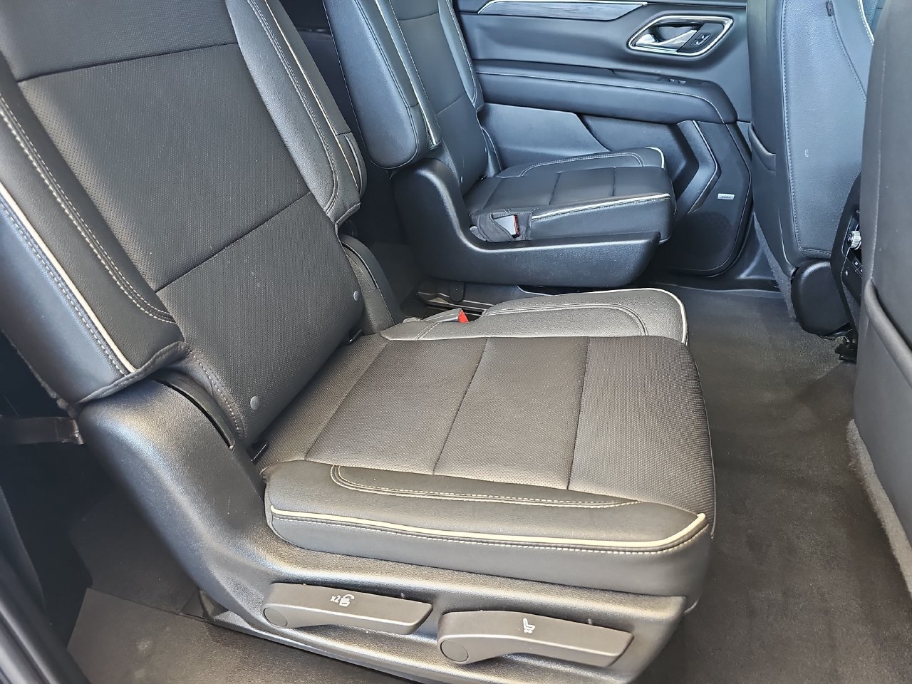 Used 2023 GMC Yukon XL SLT AWD/4WD image 16
