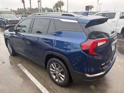 Used 2022 GMC Terrain SLT w/ Infotainment Package II image 3