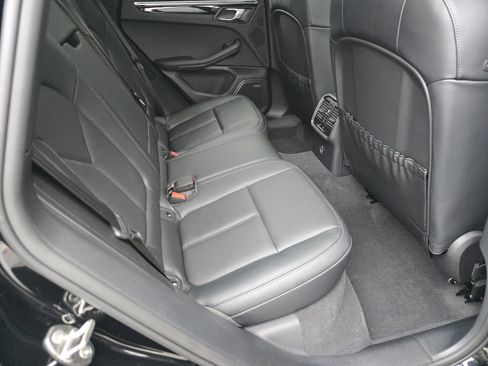 Certified 2025 Porsche Macan image 14