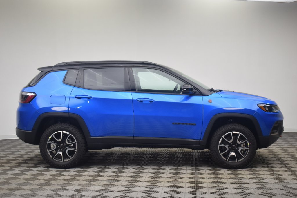 New 2026 Jeep Compass Trailhawk w/ Sun, Sound & Navigation Group AWD/4WD image 3