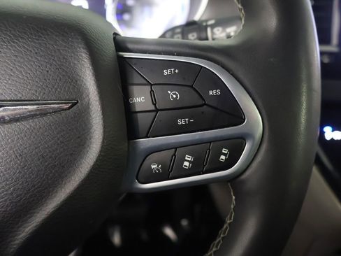 Used 2023 Chrysler Pacifica Touring-L FWD image 42