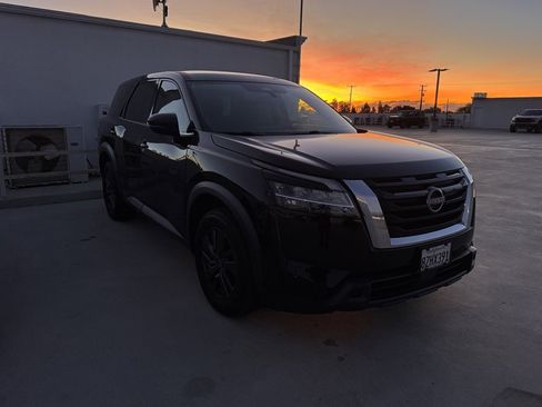 Used 2022 Nissan Pathfinder S image 2