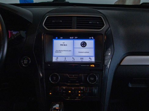 Used 2017 Ford Explorer XLT w/ Equipment Group 202A FWD image 4
