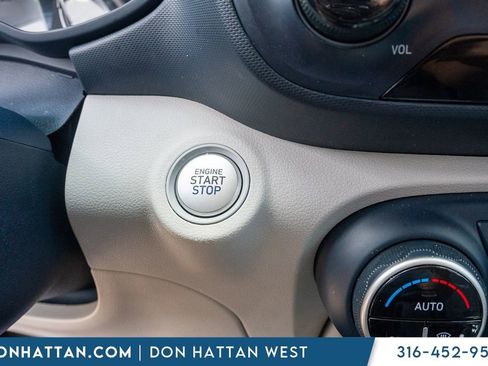 Used 2022 Hyundai Venue Limited FWD image 13