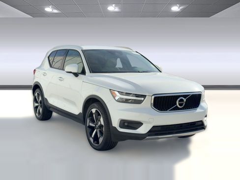 Certified 2021 Volvo XC40 T5 Momentum w/ Climate Package image 7
