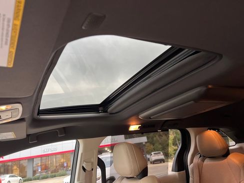 Used 2021 Toyota Sienna Limited image 26