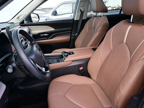Used 2025 Toyota Grand Highlander AWD image 27