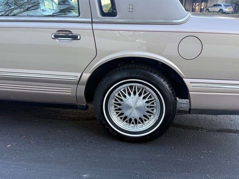 Used 1997 Lincoln Town Car Signature RWD image 29