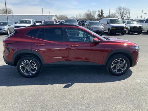 Used 2025 Chevrolet Trax LT w/ LT Convenience Package FWD image 13