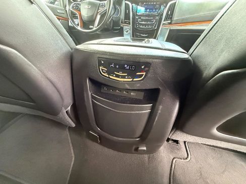 Used 2019 Cadillac Escalade Luxury RWD image 22