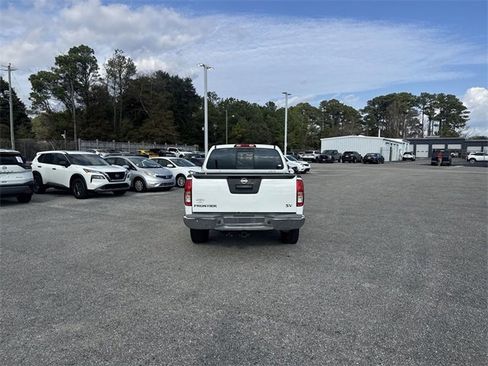 Used 2016 Nissan Frontier SV image 6