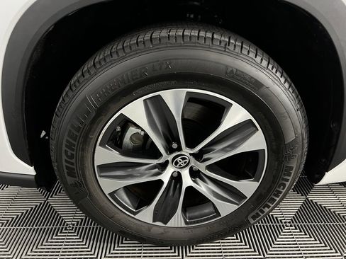 Used 2025 Toyota Highlander XLE image 11