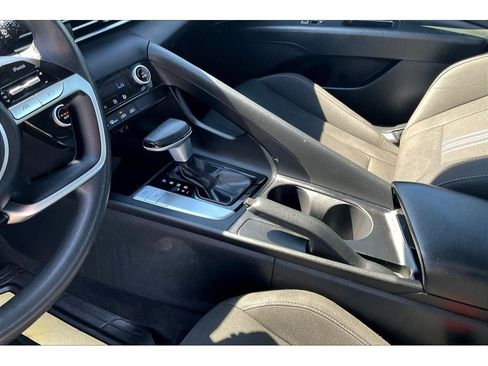 Used 2021 Hyundai Elantra SEL image 17