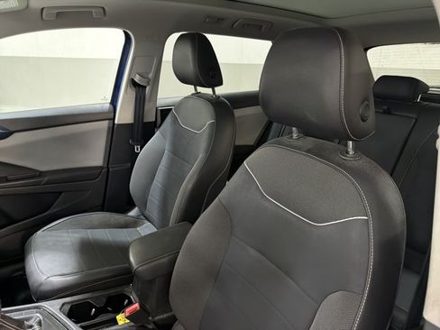 Certified 2023 Volkswagen Taos SE w/ Panoramic Sunroof Package FWD image 5
